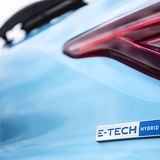 Kleine Plaketten kennzeichnen den Hybriden