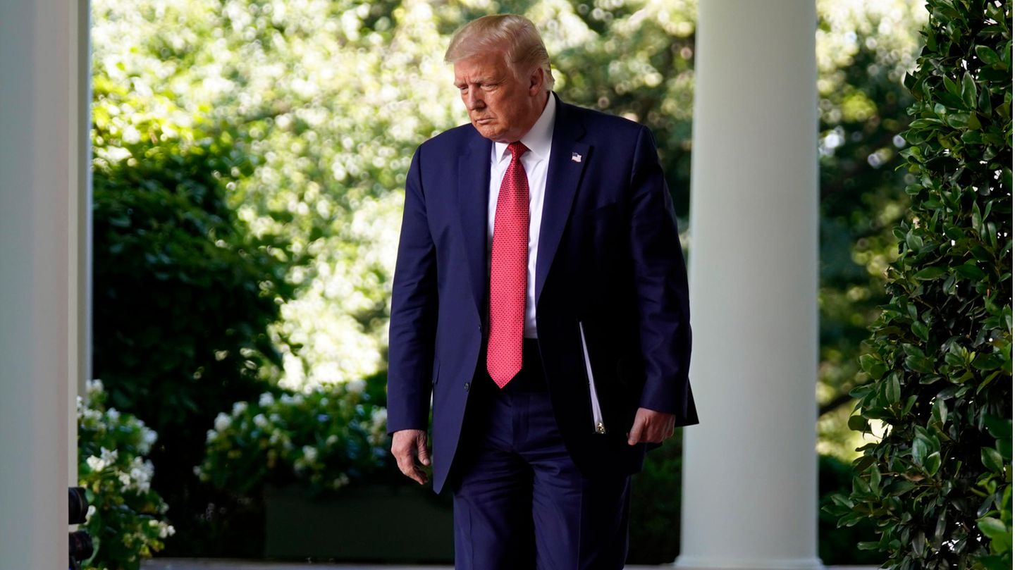 Donald Trump, Präsident der USA, geht zu der Pressekonferenz im Rosengarten des Weißen Hauses