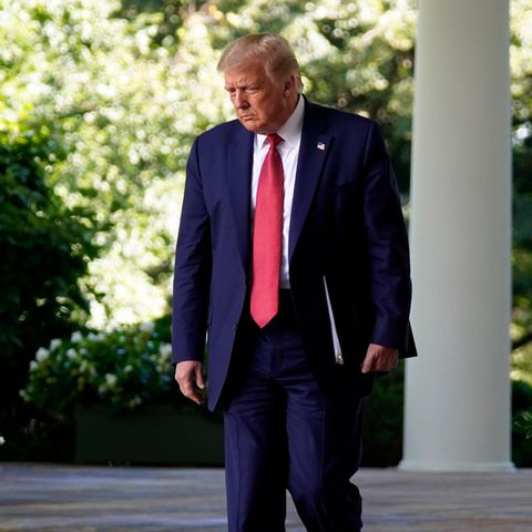 Donald Trump, Präsident der USA, geht zu der Pressekonferenz im Rosengarten des Weißen Hauses