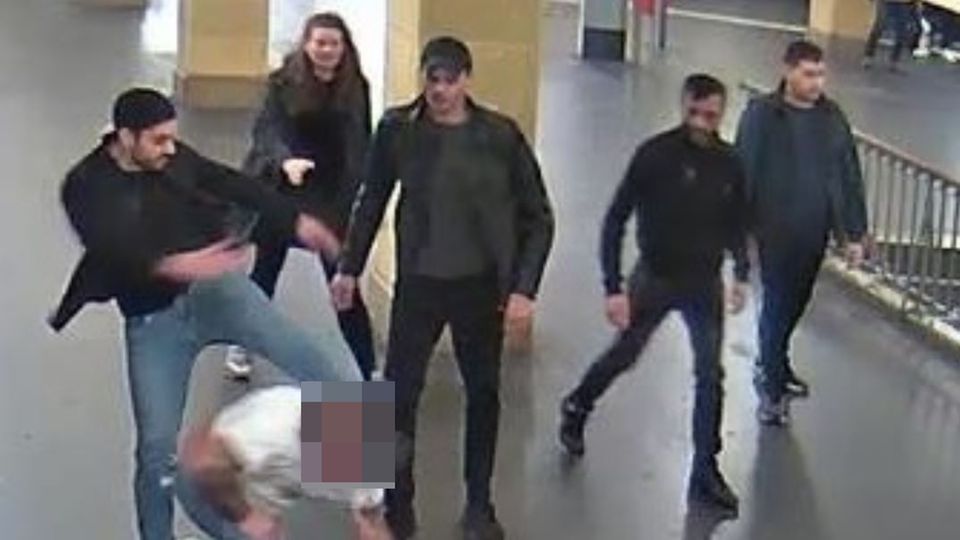 Eine Überwachungskamera am U-Bahnhof Hermannplatz in Berlin-Neukölln filmte den Angriff