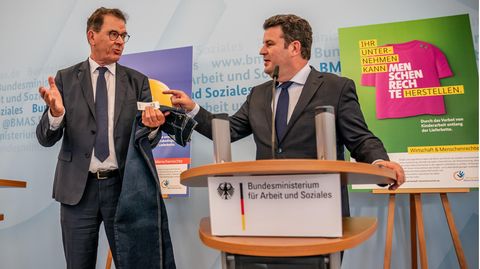 Gerd Müller und Hubertus Heil bei der Pressekonferenz zum Lieferkettengesetz