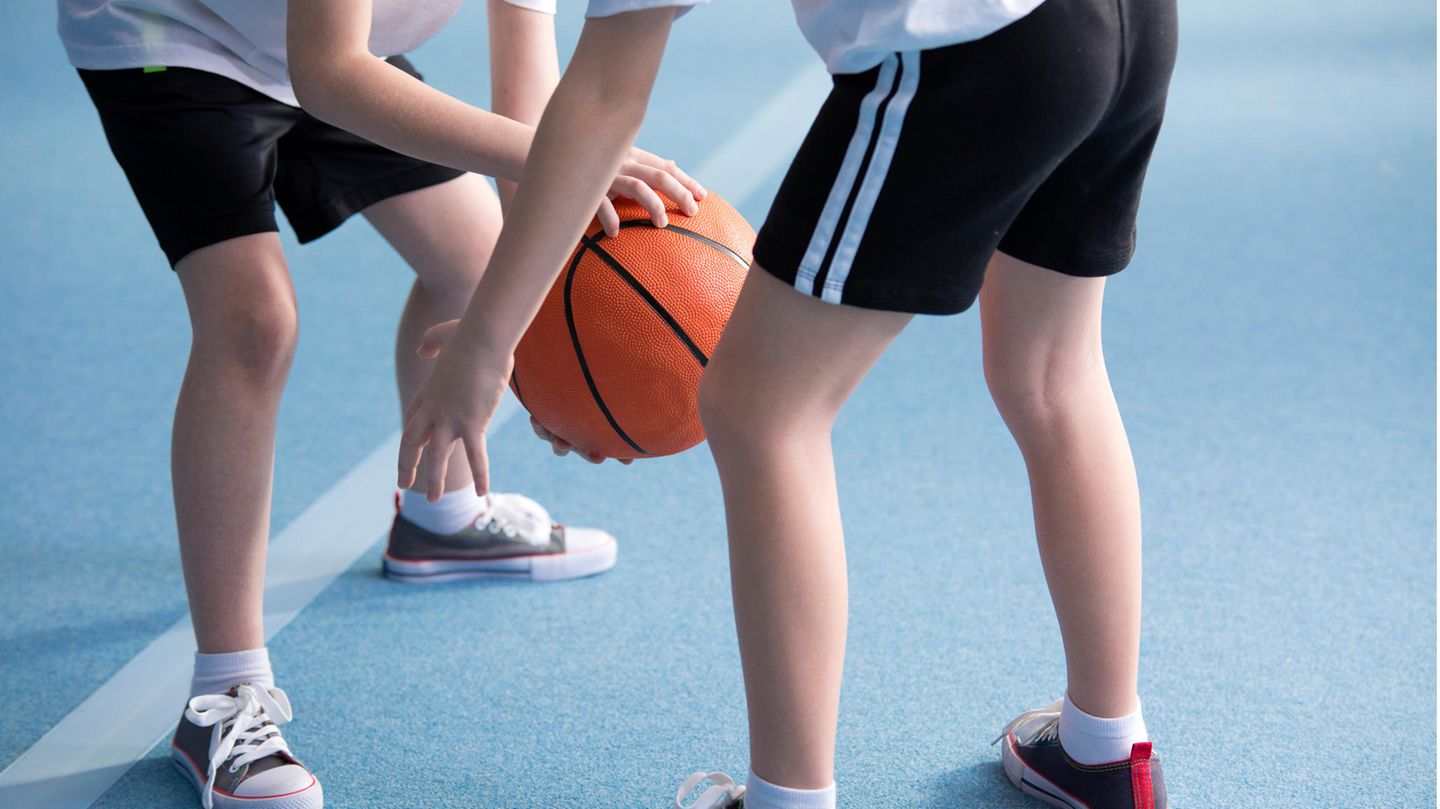 Zwei Kinder spielen Basketball