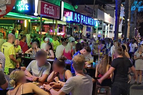 Dichtes Gedränge an der Bierstraße auf Mallorca