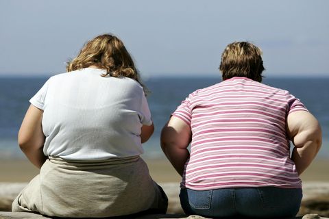 Zwei übergewichtige Frauen
