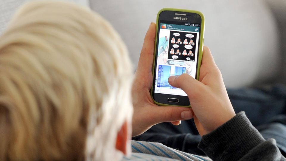 Kind nutzt Smartphone