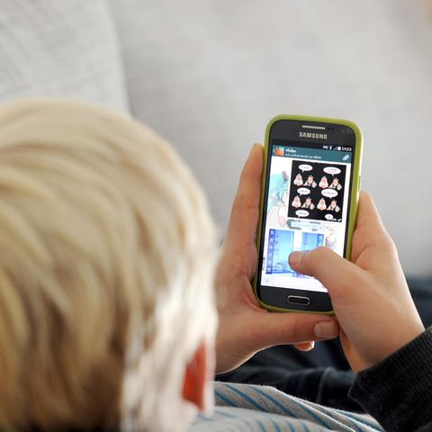 Kind nutzt Smartphone