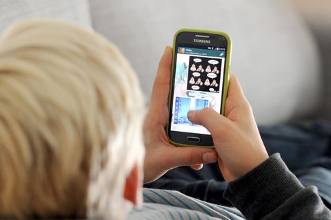 Kind nutzt Smartphone