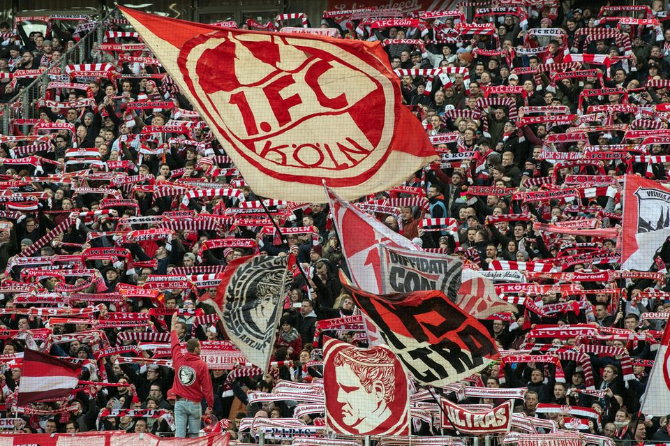 Volle Tribüne beim 1.FC Köln - die DFL hat einen Leitfaden für die Fan-Rückkehr vorgelegt Volle Tribüne beim 1.FC Köln - die DFL hat einen Leitfaden für die Fan-Rückkehr vorgelegt