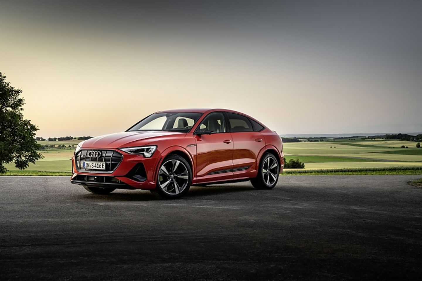 Zwei Elektromotoren an der Hinterachse und einer vorne verhelfen dem SUV zu einer beeindruckenden Dynamik