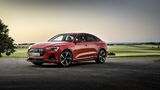 Zwei Elektromotoren an der Hinterachse und einer vorne verhelfen dem SUV zu einer beeindruckenden Dynamik