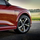 Rundherum sind 285er 21 Zoll Reifen montiert