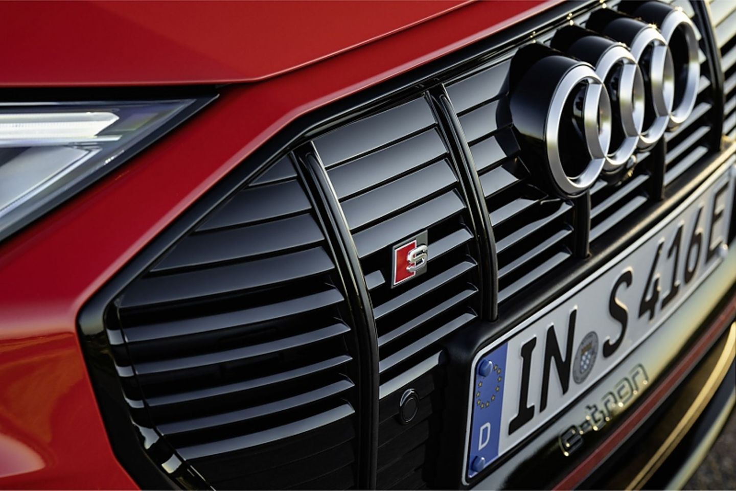 Der dunkle Kühlergrill mit dem "S"-Logo weist auf den Elektrosportler hin
