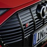 Der dunkle Kühlergrill mit dem "S"-Logo weist auf den Elektrosportler hin