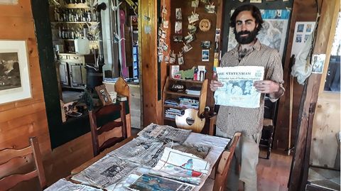 Thimotee Mottin, Leiter des Café-Restaurants Cabane du Cerro, hält eine Ausgabe einer Zeitung, die sich warscheinlich an Bord der Boeing 707 der Air India befand