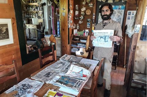 Thimotee Mottin, Leiter des Café-Restaurants Cabane du Cerro, hält eine Ausgabe einer Zeitung, die sich warscheinlich an Bord der Boeing 707 der Air India befand