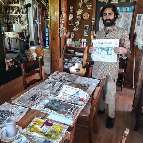 Thimotee Mottin, Leiter des Café-Restaurants Cabane du Cerro, hält eine Ausgabe einer Zeitung, die sich warscheinlich an Bord der Boeing 707 der Air India befand