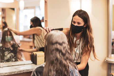 Maske tragen beim Friseurbesuch
