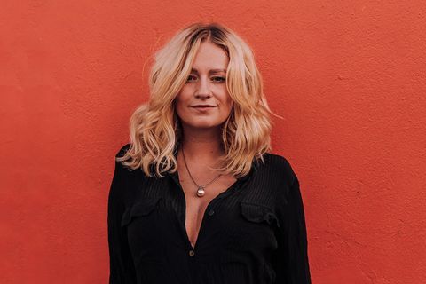 Lina Mallon ist Bestsellerautorin und freiberufliche Reisefotografin und Podcasterin. Sie lebt zwischen Hamburg und Kapstadt.
