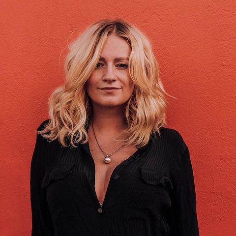 Lina Mallon ist Bestsellerautorin und freiberufliche Reisefotografin und Podcasterin. Sie lebt zwischen Hamburg und Kapstadt.