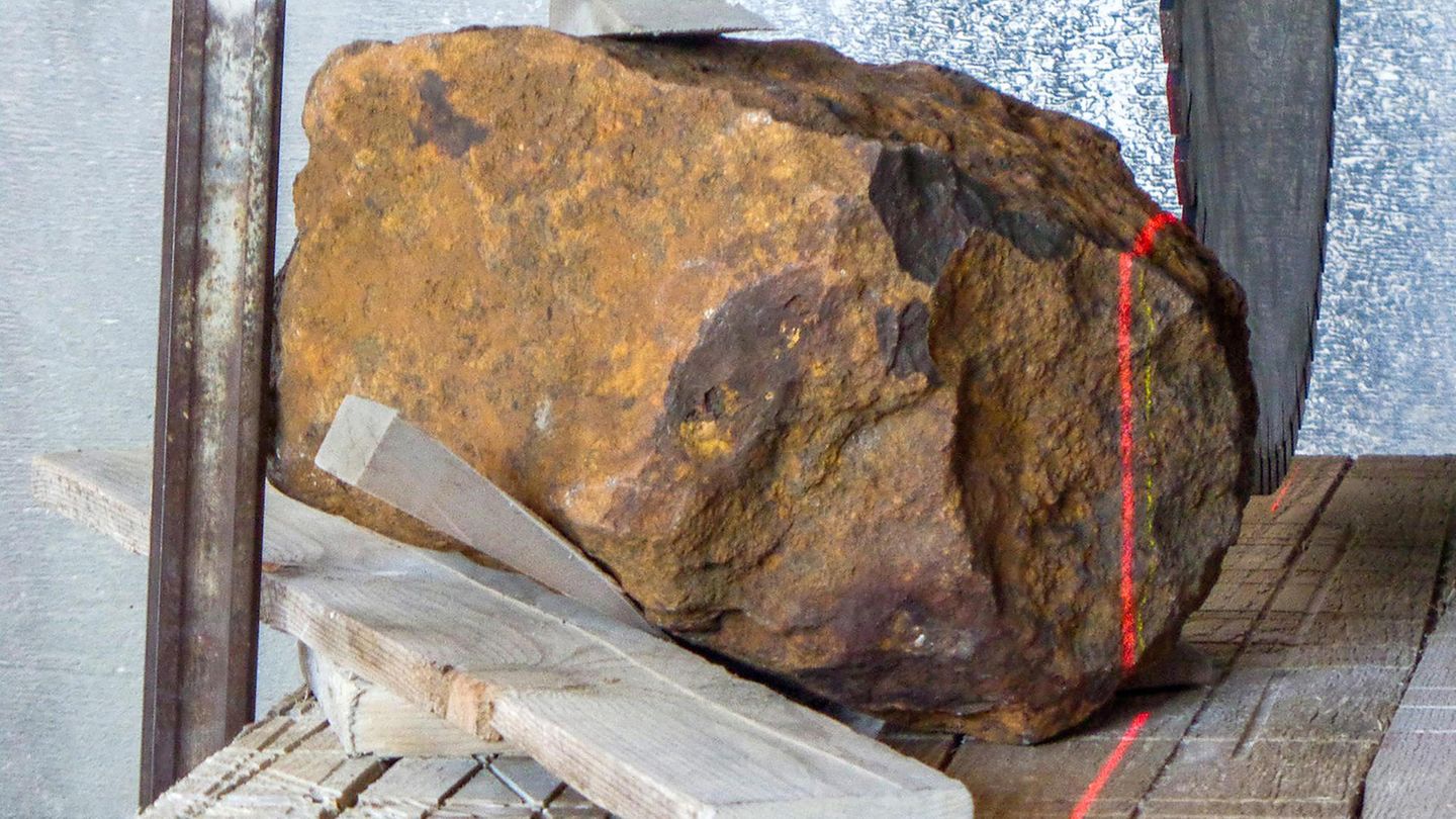 Meteorit "Blaubeuren" auf einer Werkbank