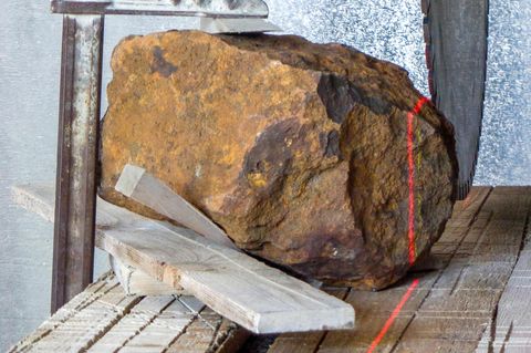 Meteorit "Blaubeuren" auf einer Werkbank