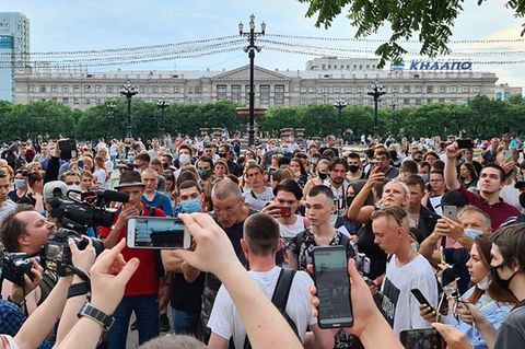 Chabarwosk, Russland: Demonstranten versammeln sich vor dem regionalen Parlamentsgebäude im Zentrum der Stadt