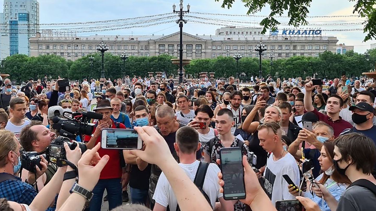 Chabarwosk, Russland: Demonstranten versammeln sich vor dem regionalen Parlamentsgebäude im Zentrum der Stadt