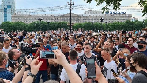 Chabarwosk, Russland: Demonstranten versammeln sich vor dem regionalen Parlamentsgebäude im Zentrum der Stadt