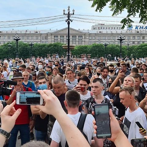 Chabarwosk, Russland: Demonstranten versammeln sich vor dem regionalen Parlamentsgebäude im Zentrum der Stadt