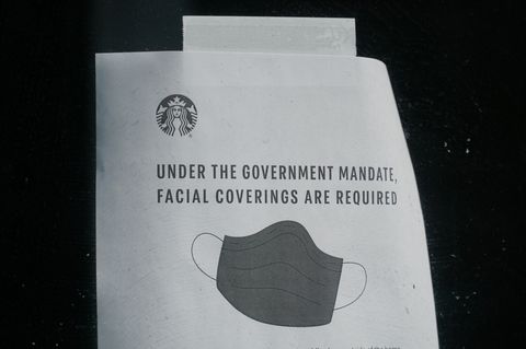 In New York schreibt der Staat auch für Starbucks-Kunden das Tragen von Masken vor