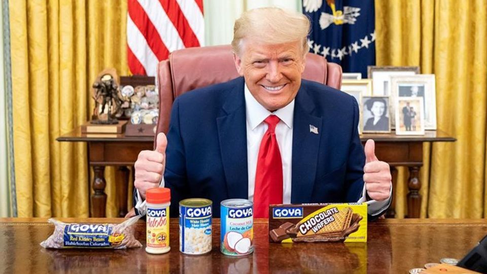 Donald Trump posiert im Oval Office mit Produkten der Marke Goya. Donald Trump posiert im Oval Office mit Produkten der Marke Goya.
