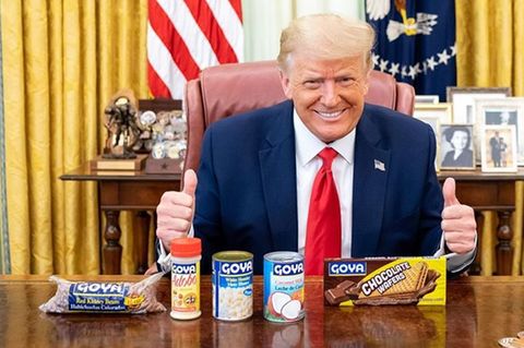 Donald Trump posiert im Oval Office mit Produkten der Marke Goya.