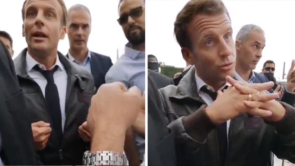 Links steht Frankreichs Präsident Emmanuel Macron und spricht umgeben von Demonstranten, rechts gestikuliert er
