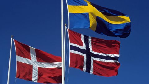 Die Flaggen Dänemarks, Norwegens und Schwedens