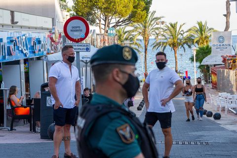 Beamte der Guardia Civil stehen Wache auf Mallorca: Die wilden Partys Hunderter Touristen ohne Schutzmaske und Sicherheitsabstand haben ein einschneidendes Nachspiel. Erstmals werden mitten im Sommer alle Vergnügungslokale im Herzstück des Ballermanns geschlossen.