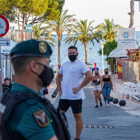 Beamte der Guardia Civil stehen Wache auf Mallorca: Die wilden Partys Hunderter Touristen ohne Schutzmaske und Sicherheitsabstand haben ein einschneidendes Nachspiel. Erstmals werden mitten im Sommer alle Vergnügungslokale im Herzstück des Ballermanns geschlossen.