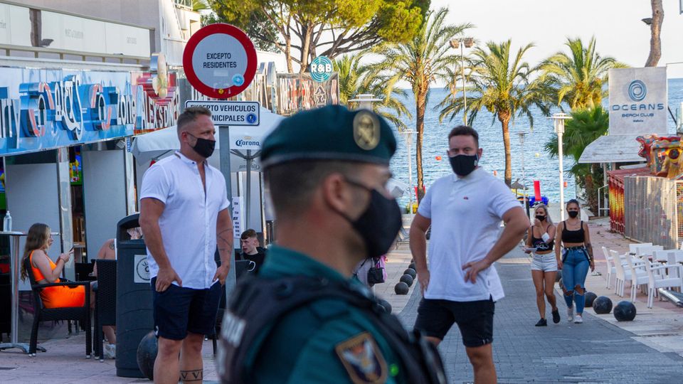 Tourismus auf den Balearen: Beamte der Guardia Civil stehen Wache auf Mallorca: Die wilden Partys Hunderter Touristen ohne Schutzmaske und Sicherheitsabstand haben ein einschneidendes Nachspiel. Erstmals werden mitten im Sommer alle Vergnügungslokale im Herzstück des Ballermanns geschlossen. Beamte der Guardia Civil stehen Wache auf Mallorca: Die wilden Partys Hunderter Touristen ohne Schutzmaske und Sicherheitsabstand haben ein einschneidendes Nachspiel. Erstmals werden mitten im Sommer alle Vergnügungslokale im Herzstück des Ballermanns geschlossen.