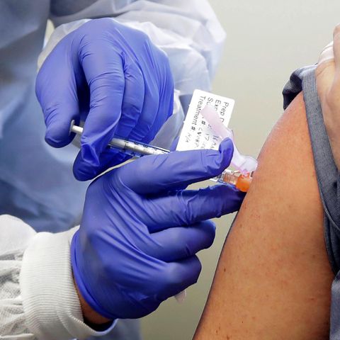 Coronavirus:Eine Versuchsperson erhält eine Spritze mit einem potenziellen Impfstoff der US-Biotech-Firma Moderna gegen Covid-19