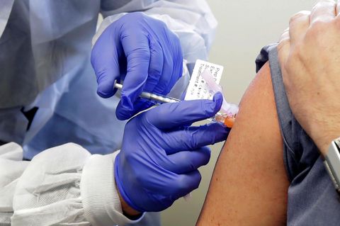 Coronavirus:Eine Versuchsperson erhält eine Spritze mit einem potenziellen Impfstoff der US-Biotech-Firma Moderna gegen Covid-19