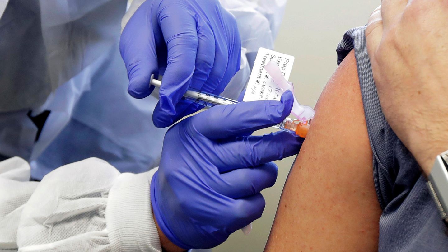 Coronavirus:Eine Versuchsperson erhält eine Spritze mit einem potenziellen Impfstoff der US-Biotech-Firma Moderna gegen Covid-19