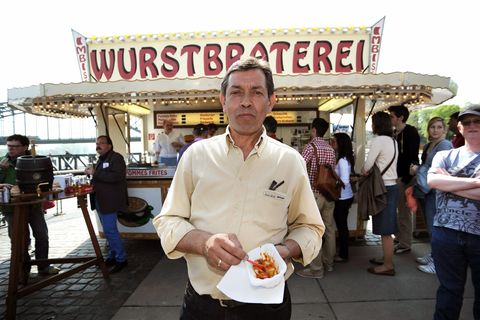 Rolf Jäger-Vosen vor seiner aus dem "Tatort" bekannten "Wurstbraterei"