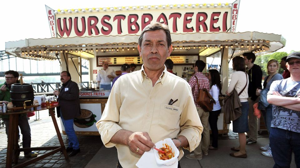 Rolf Jäger-Vosen vor seiner aus dem "Tatort" bekannten "Wurstbraterei"