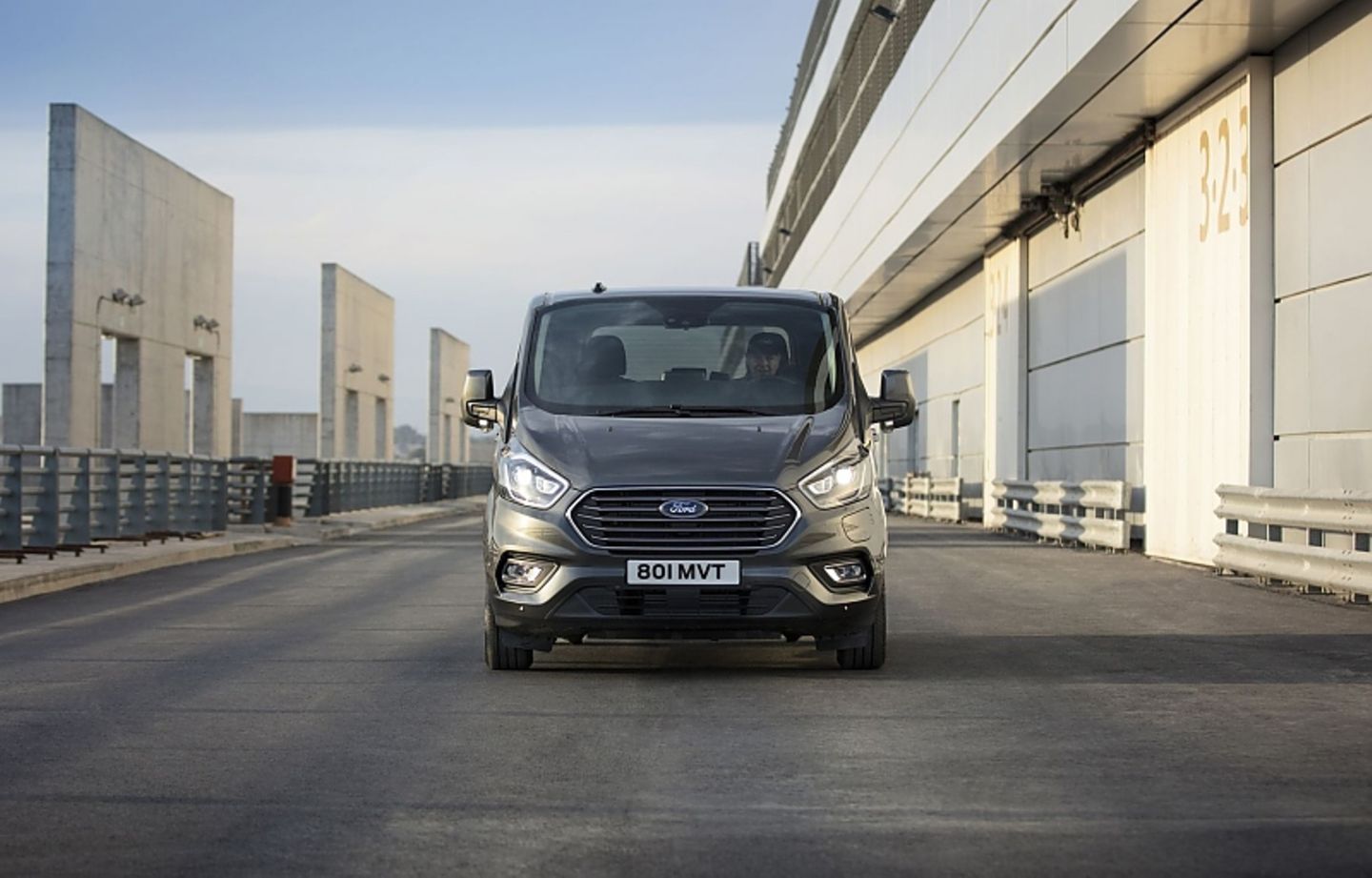 Der Ford Tourneo Custom PHEV wiegt fast 2.6 Tonnen