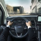 Man thront förmlich über dem Asphalt