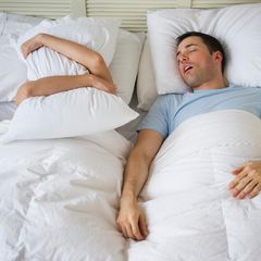Mit zunehmendem Alter schnarchen Frauen so oft wie Männer