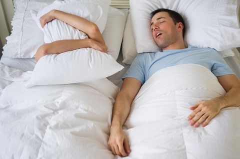 Mit zunehmendem Alter schnarchen Frauen so oft wie Männer