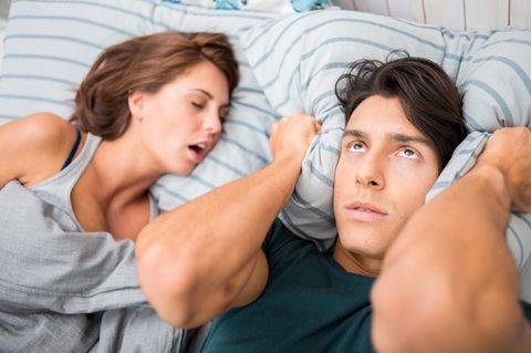 Mit zunehmendem Alter schnarchen Frauen so oft wie Männer