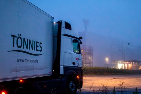 Im Regelbetrieb werden im Tönnies-Werk in Rheda-Wiedenbrück täglich bis zu 25.000 Schweine geschlachtet