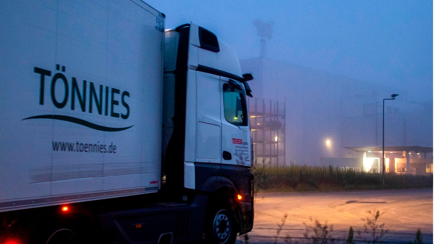 Im Regelbetrieb werden im Tönnies-Werk in Rheda-Wiedenbrück täglich bis zu 25.000 Schweine geschlachtet