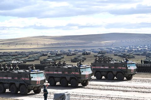 Russland: Militärfahrzeuge fahren 2018 über das Übungsgelände "Tsugol", etwa 250 Kilometer südöstlich der Stadt Tschita in Ostsibirien. Wladimir Putin hat kurzfristig eine Reihe großangelegter Militärmanöver angeordnet. 